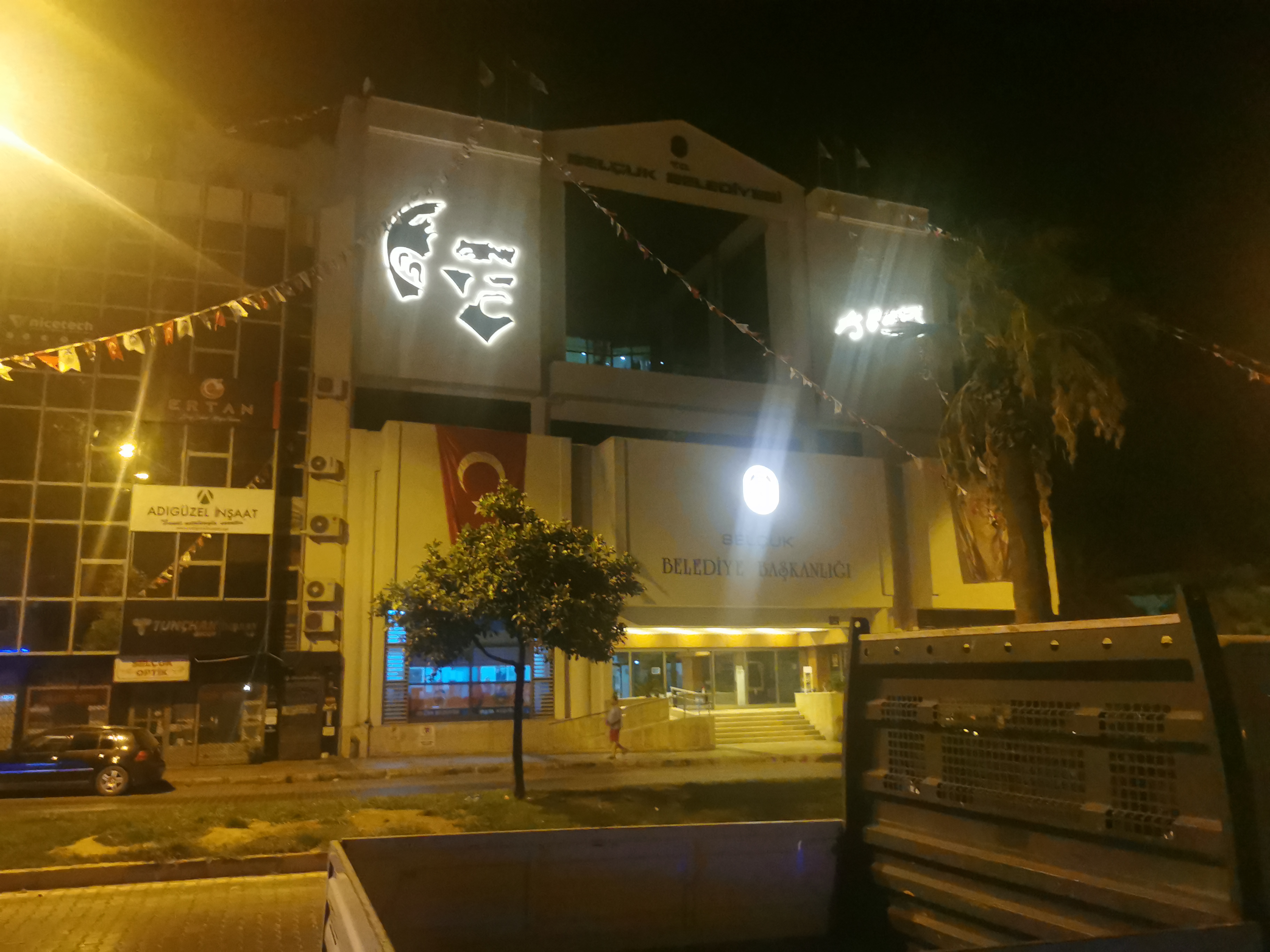 Rathaus von Selcuk am Abend Rathaus von Selcuk am Abend mit Attatürk auf der Front