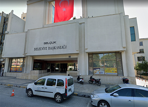 Rathaus von Selcuk Rathaus von Selcuk von der Hauptstrasse aus mit der landesfahne